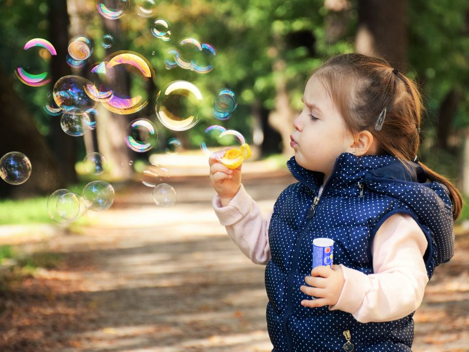 parte bambina con bolle