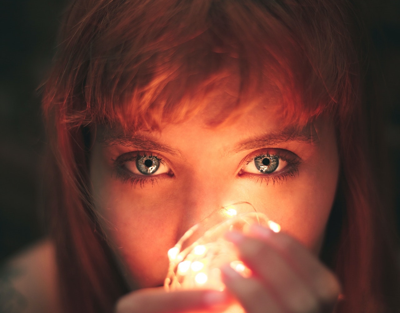 ragazza che accende spirito guida