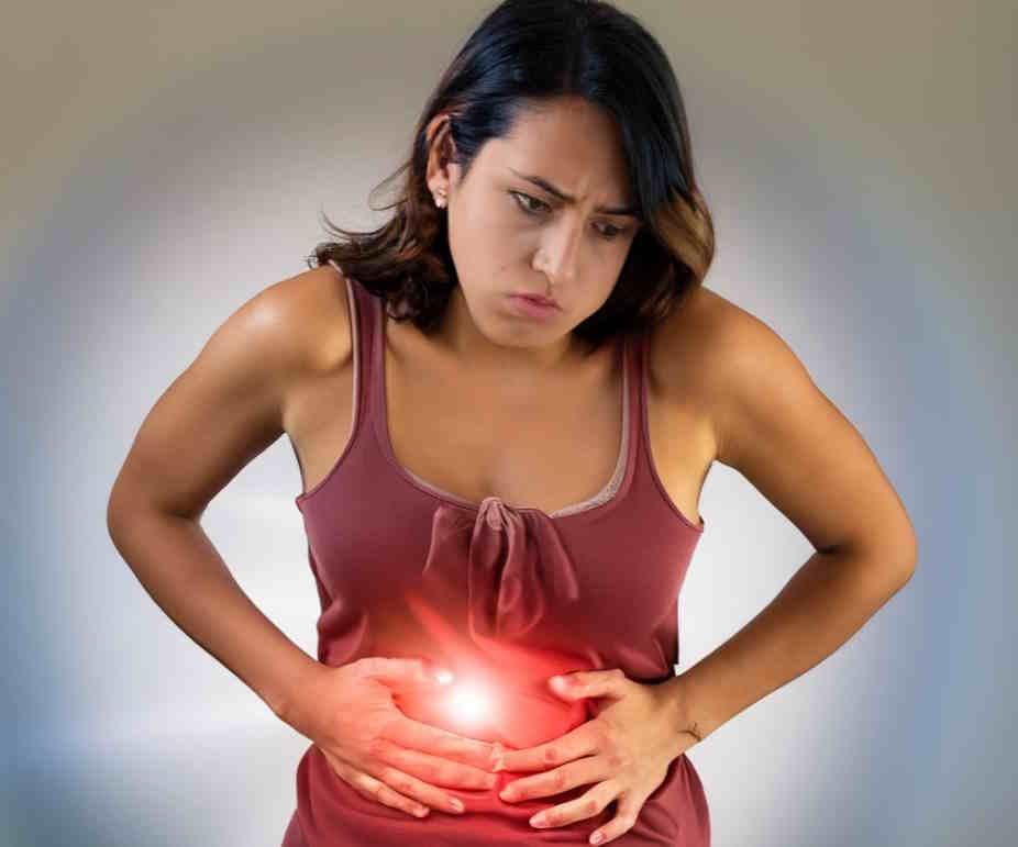 donna con forte mal di stomaco